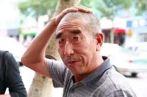 兒子從不回家,每月寄1000回來,父親裝死騙他回家,進屋臉都白了!