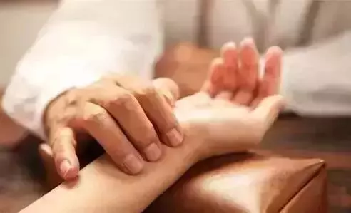 每天按摩耳朵15下,疏通全身經絡,降血壓、降血糖,氣血通暢了,病痛減少了,很神奇