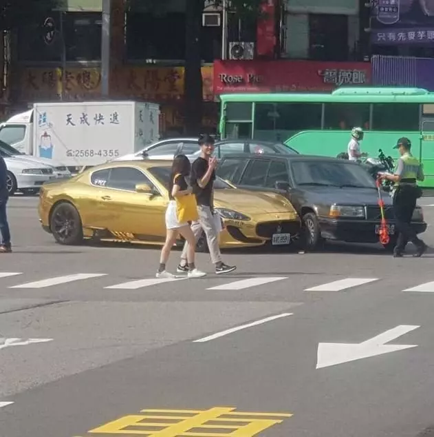 「金海神」遭Volvo硬撞!正妹車主起底, 竟月入156萬 驚人身分曝光