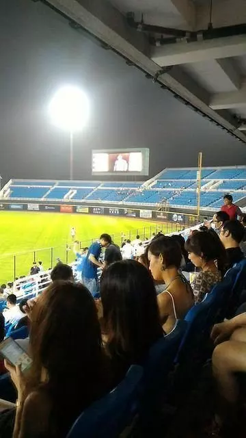 LAMIGO女球迷非常吸睛!又讓人看到心癢癢… 網加碼「背面照」:這個太銷魂!