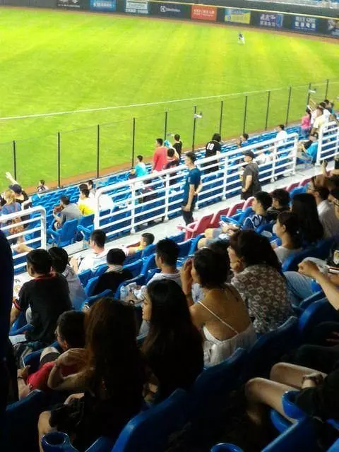 LAMIGO女球迷非常吸睛!又讓人看到心癢癢… 網加碼「背面照」:這個太銷魂!