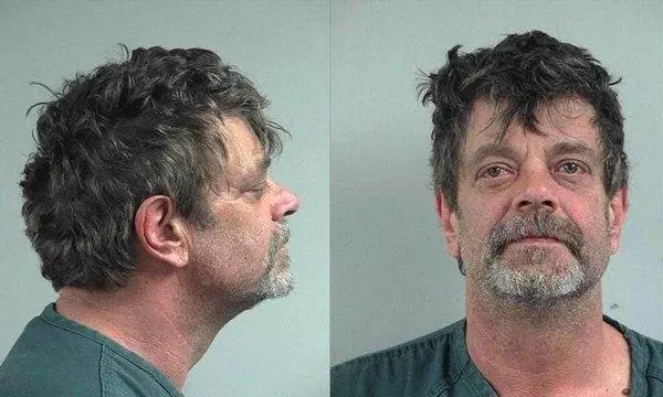 殘忍!13歲男孩不小心看到爸爸「穿女裝吃屎尿」的照片後下場超悲慘:根本電影劇情!…