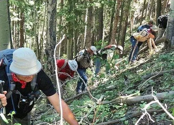 殘忍!13歲男孩不小心看到爸爸「穿女裝吃屎尿」的照片後下場超悲慘:根本電影劇情!…