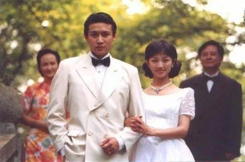 27歲一夜成名,結婚時王菲給她當伴娘,如今44歲掌管半個娛樂圈!