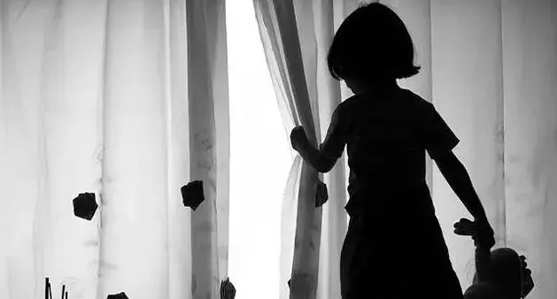 發現女孩下身流血不止,「父親」卻支支吾吾...醫生偷偷報警!