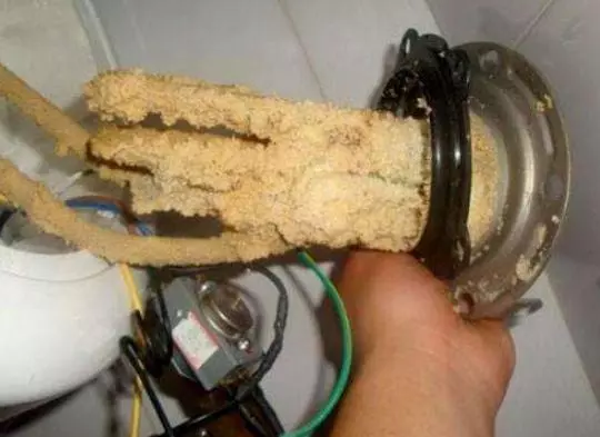 熱水器用久了「髒兮兮」?老師傅教你一招,不花一分錢,自己也能洗乾淨,超簡單