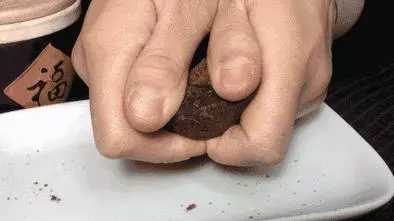 注意! 3招教你分辨「真假」紅糖!「假紅糖」不但騙很大,熬成糖水還會喝出這種病!別再買錯了!