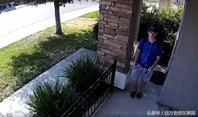 他路過門口看到一大疊美金,女主人獨自在家不敢開門,她從監視器看到驚人畫面!