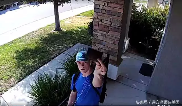 他路過門口看到一大疊美金,女主人獨自在家不敢開門,她從監視器看到驚人畫面!