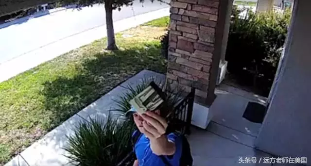 他路過門口看到一大疊美金,女主人獨自在家不敢開門,她從監視器看到驚人畫面!