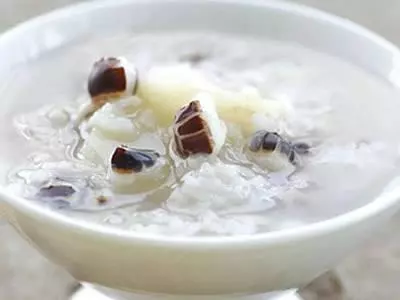 年齡越大的人越要補氣血,冬天喝這2種養生粥,氣血雙補還能暖身
