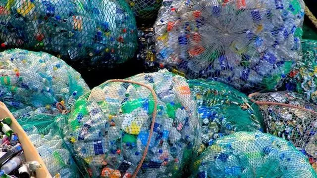 世界上所有塑料垃圾的價值,能同時買下蘋果、Google、微軟……