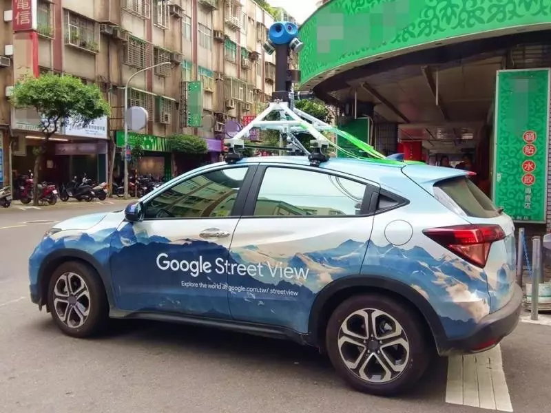 初遇Google街景車!永和路上「駛過一抹天藍」 他驚嘆本尊:車身好美