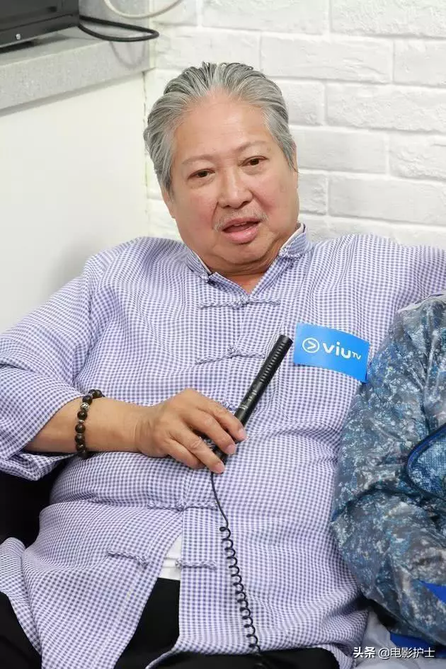 67歲洪金寶近況曝光,滿頭白發出行靠輪椅,曾幫成龍出頭擺平黑道