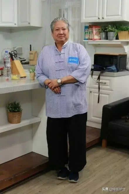 67歲洪金寶近況曝光,滿頭白發出行靠輪椅,曾幫成龍出頭擺平黑道