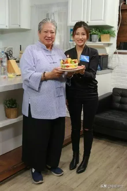 67歲洪金寶近況曝光,滿頭白發出行靠輪椅,曾幫成龍出頭擺平黑道