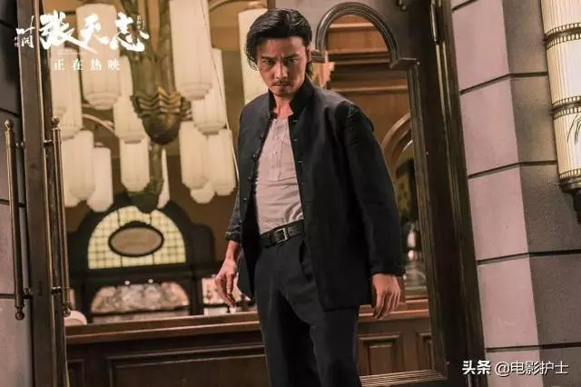 67歲洪金寶近況曝光,滿頭白發出行靠輪椅,曾幫成龍出頭擺平黑道
