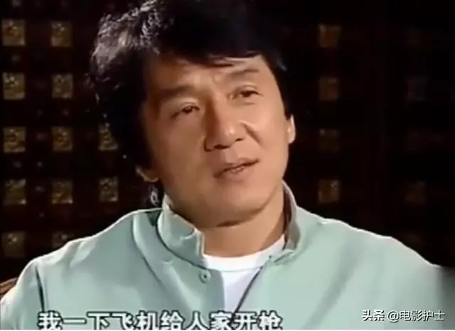 67歲洪金寶近況曝光,滿頭白發出行靠輪椅,曾幫成龍出頭擺平黑道