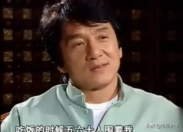67歲洪金寶近況曝光,滿頭白發出行靠輪椅,曾幫成龍出頭擺平黑道