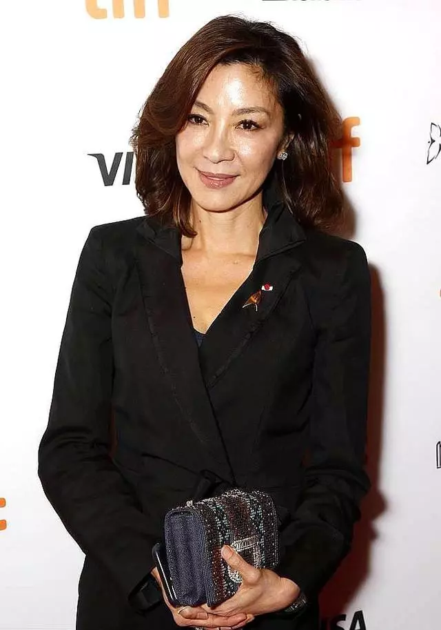56歲楊紫瓊優雅老去,雖眼紋皺紋明顯,穿衣搭配卻盡顯品味