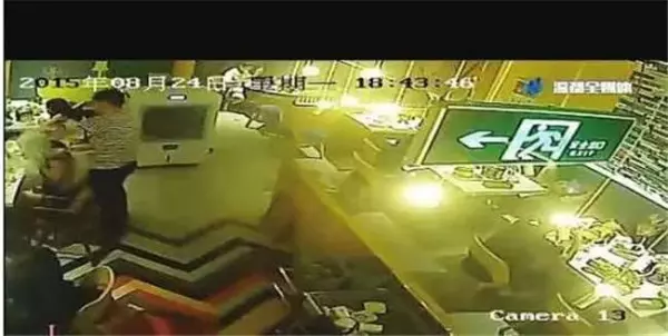 這名正妹吃火鍋...被服務生用【99度開水】從頭淋下去,只因她的奧客行為突破服務生理智線了!...
