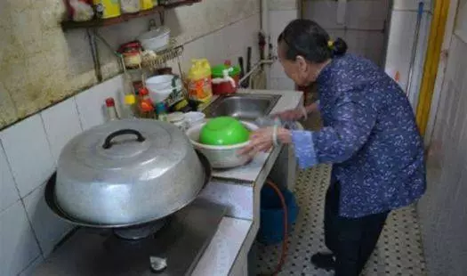 女兒懷孕,親家母硬要她吃泡麵,我氣得砸在了地上,低頭一看我卻後悔了
