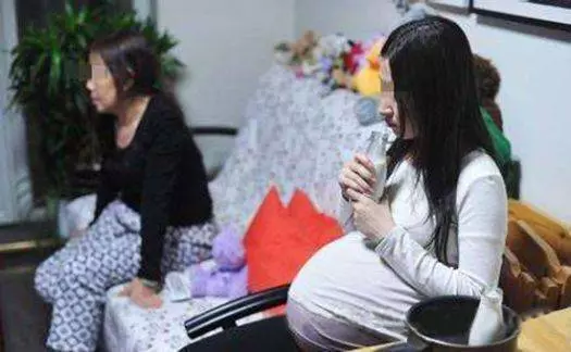 女兒懷孕,親家母硬要她吃泡麵,我氣得砸在了地上,低頭一看我卻後悔了