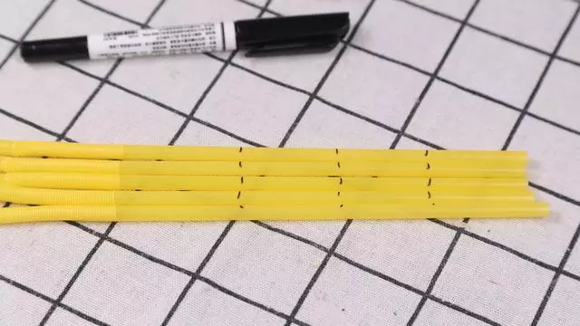用過的吸管不要隨手扔了,改造一個小手爪,玩著好有趣