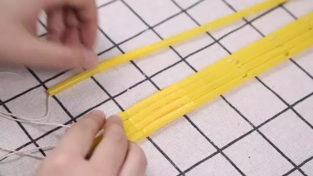 用過的吸管不要隨手扔了,改造一個小手爪,玩著好有趣