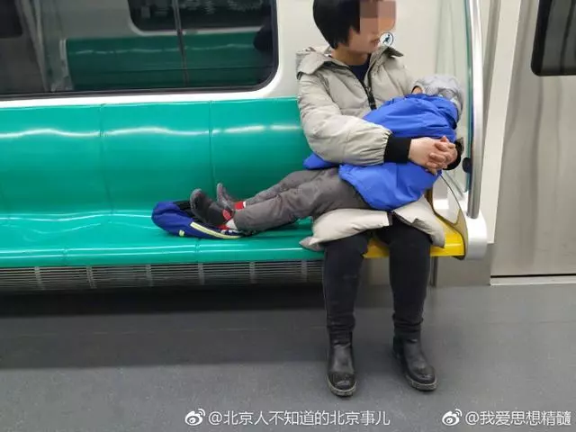 這張照片走紅網絡,媽媽這個細節被網友稱讚:教養源自父母