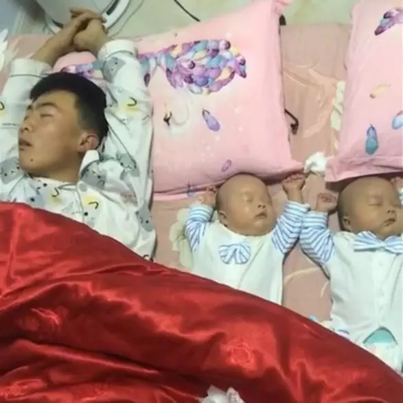 爸爸陪雙胞胎睡覺,看到這三人的睡姿,網友直呼:親生的錯不了