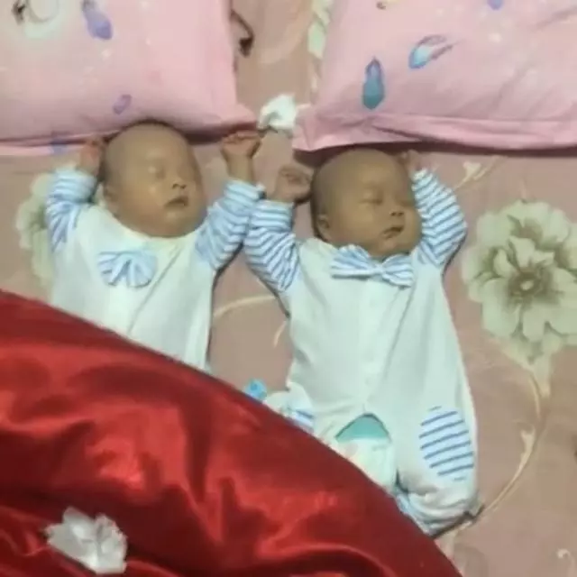 爸爸陪雙胞胎睡覺,看到這三人的睡姿,網友直呼:親生的錯不了