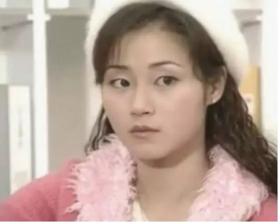 萬綺雯因演馬小玲出名,大長腿十分迷人,如今絲毫無老態依舊美麗