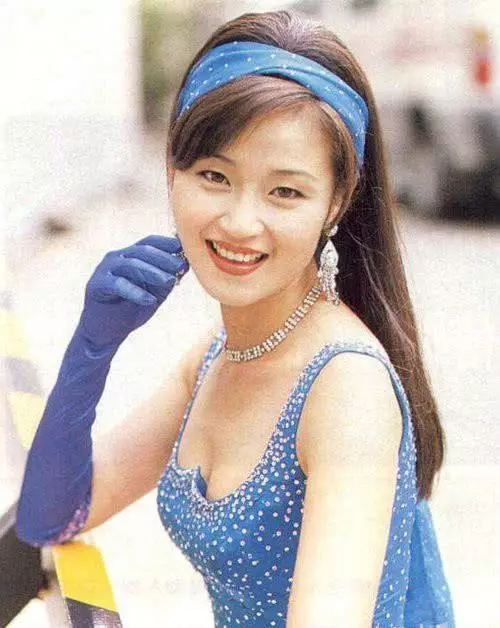 萬綺雯因演馬小玲出名,大長腿十分迷人,如今絲毫無老態依舊美麗