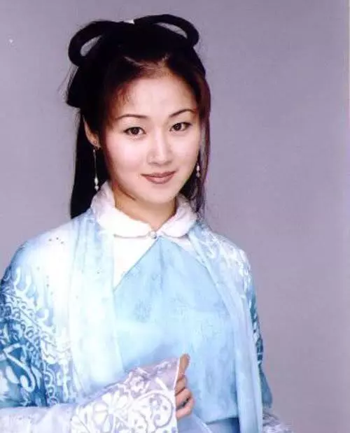 萬綺雯因演馬小玲出名,大長腿十分迷人,如今絲毫無老態依舊美麗