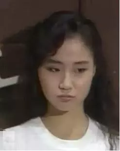 萬綺雯因演馬小玲出名,大長腿十分迷人,如今絲毫無老態依舊美麗