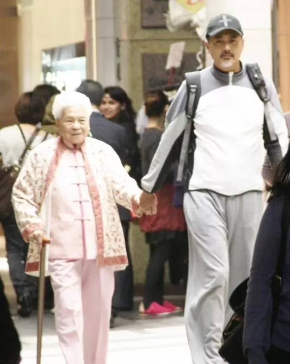 62歲發哥周周陪97歲母親吃早茶,被讚:有一種孝順叫周潤發