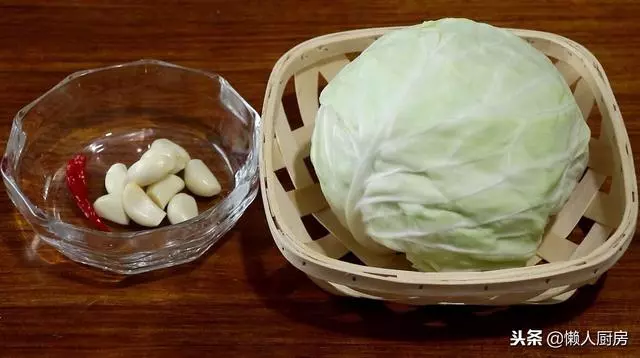 高麗菜特色做法,不用炒不用蒸,蒜香味足,招待客人有面子