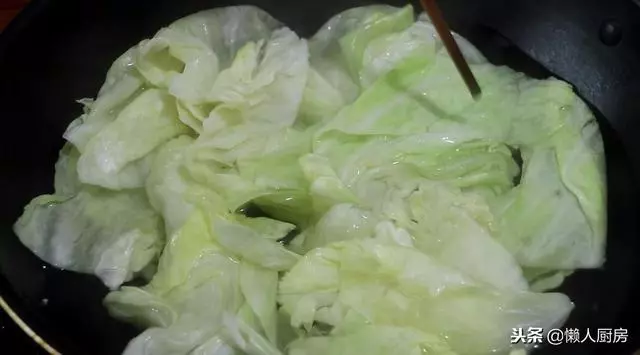 高麗菜特色做法,不用炒不用蒸,蒜香味足,招待客人有面子