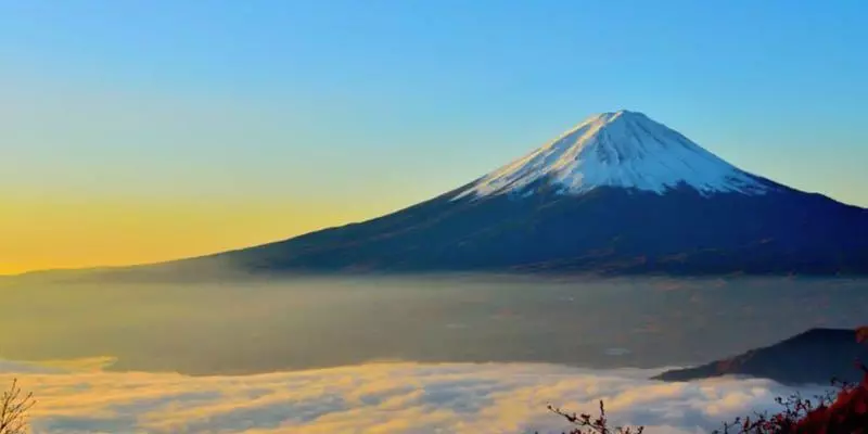 五位年輕軍人在富士山上發現一名暈倒的陌生女孩，他們二話不說就脫下衣服！「接下來的舉動」讓女孩的父親目瞪口呆！！