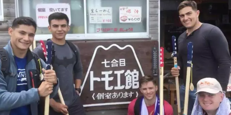 五位年輕軍人在富士山上發現一名暈倒的陌生女孩，他們二話不說就脫下衣服！「接下來的舉動」讓女孩的父親目瞪口呆！！