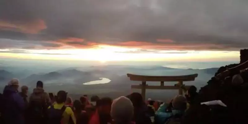 五位年輕軍人在富士山上發現一名暈倒的陌生女孩，他們二話不說就脫下衣服！「接下來的舉動」讓女孩的父親目瞪口呆！！
