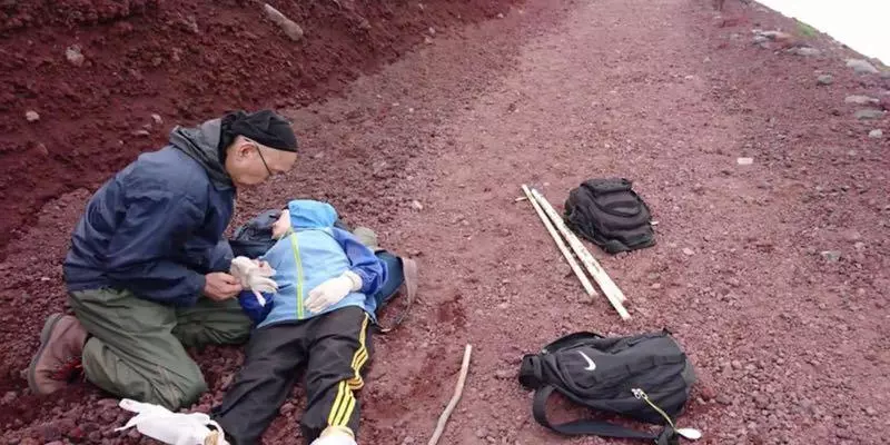五位年輕軍人在富士山上發現一名暈倒的陌生女孩，他們二話不說就脫下衣服！「接下來的舉動」讓女孩的父親目瞪口呆！！