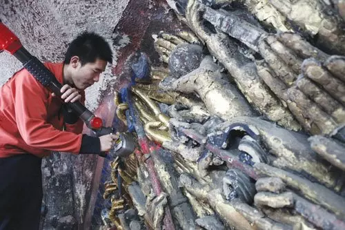 工人修復800年觀音石像,無意中卻觸發暗格,專家看後驚呼:太厲害