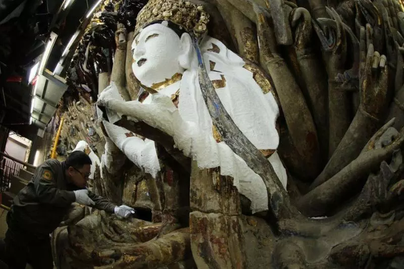 工人修復800年觀音石像,無意中卻觸發暗格,專家看後驚呼:太厲害