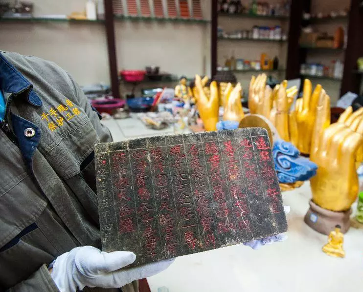 工人修復800年觀音石像,無意中卻觸發暗格,專家看後驚呼:太厲害