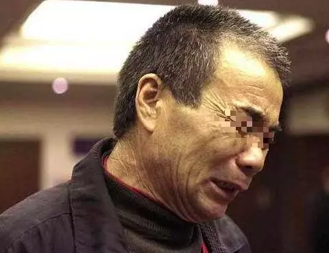 爸爸下海經商40年，假裝破產回家，被兒子趕出家，到女兒家驚喜來了