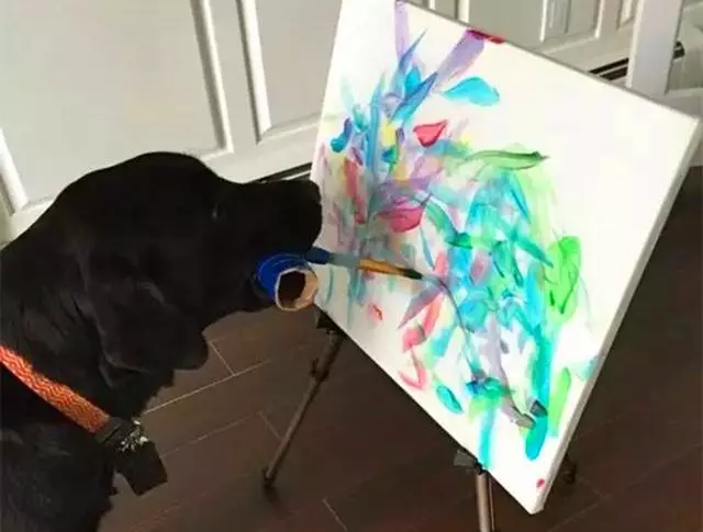 柴犬擁有傑出藝術天賦,主人試著教導愛犬學繪畫,如今一畫千元