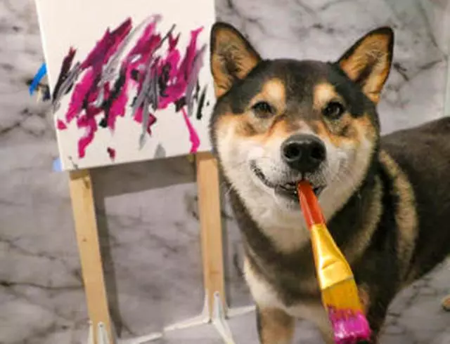 柴犬擁有傑出藝術天賦,主人試著教導愛犬學繪畫,如今一畫千元