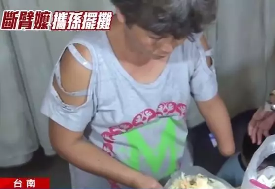 台南斷臂嬤賣臭豆腐!4歲孫子幫端紅茶...累了躺厚紙板